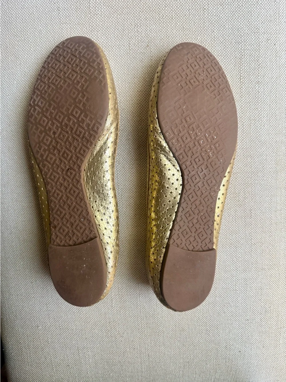 Tory Burch Women's Gold Leather Ballet Flats runs like Size 7 good condition